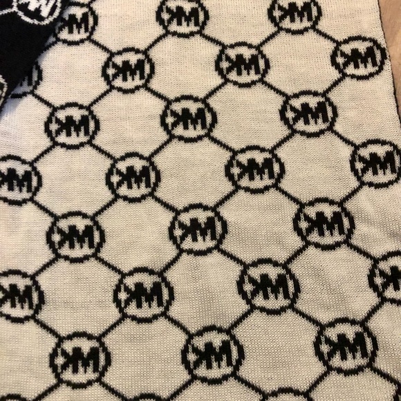 Michael Kors black and white reversible winter scarf with logo - Picture 3 of 6